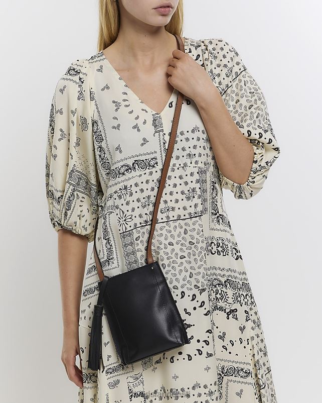 tarvikud must naised River Island nahast tutiga risti kehakott 44TLL1452